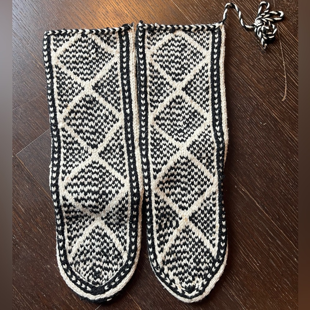 Black & white knit comfy Slippers US 7